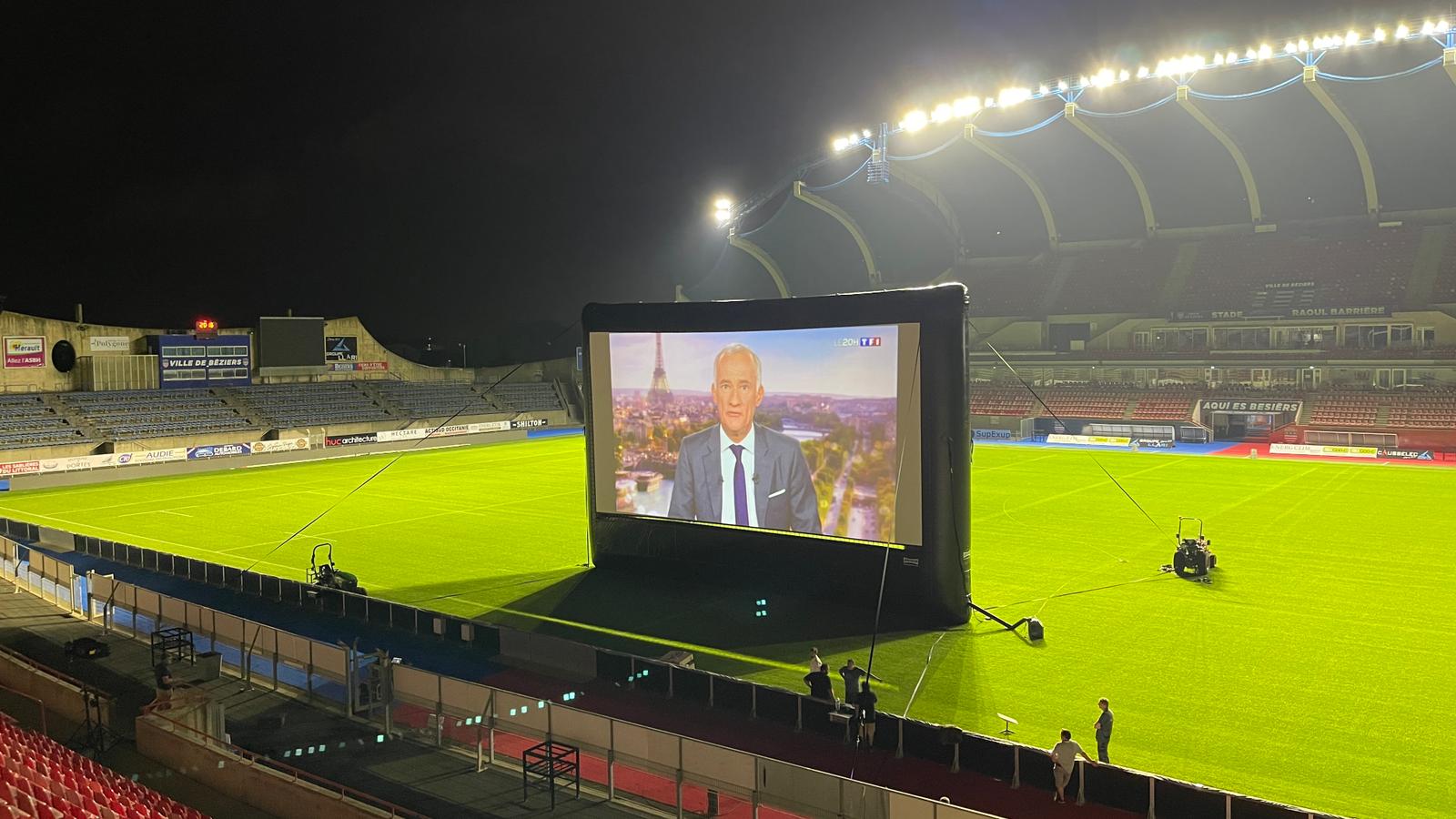 Derniers préparatifs pour le Championnat de France de Rugby (AIRSCREEN classic de 16 m x 8 m)