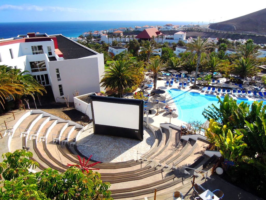 AIRSCREEN airtight 6.10m x 3.43m en los jardines de un hotel en Fuerteventura