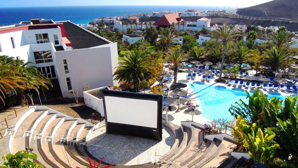 Lo schermo più versatile possibile: perfetto anche per un cinema in spiaggia! AIRSCREEN airtight 6.10m x 3.43m