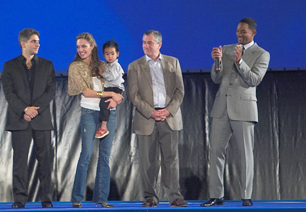 Angelina Jolie, Robert De Niro, Will Smith in front of the giant AIRSCREEN