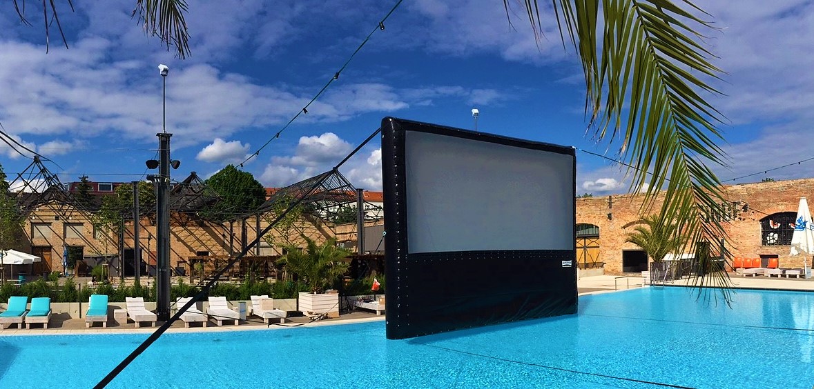 AIRSCREEN airtight 16ft x 9ft (4.88m x 2.74) floating on a pool in Berlin