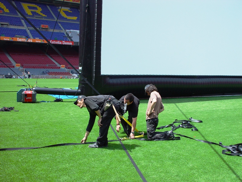 Aufbau im Stadion Camp Nou in Barcelona (Spanien)