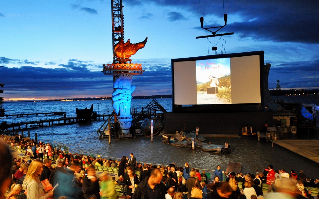 World premiere on an AIRSCREEN classic 18m x 9m (60ft x 30ft)