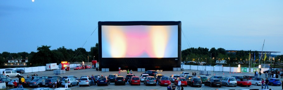 Drive-in cinema com a gigante AIRSCREEN classic 30m x 18m em Wolfsburg, Alemanha