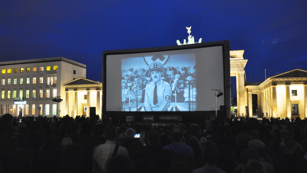 AIRSCREEN classic 16m x 8m direkt vor dem Brandenburger Tor in Berlin mit "The Great Dictator"