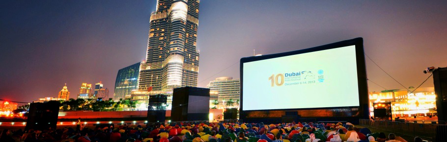 Festival Internacional de Cinema em Dubai: Cinema ao ar livre com a AIRSCREEN classic 20m x 10m em frente do Burj Khalifa