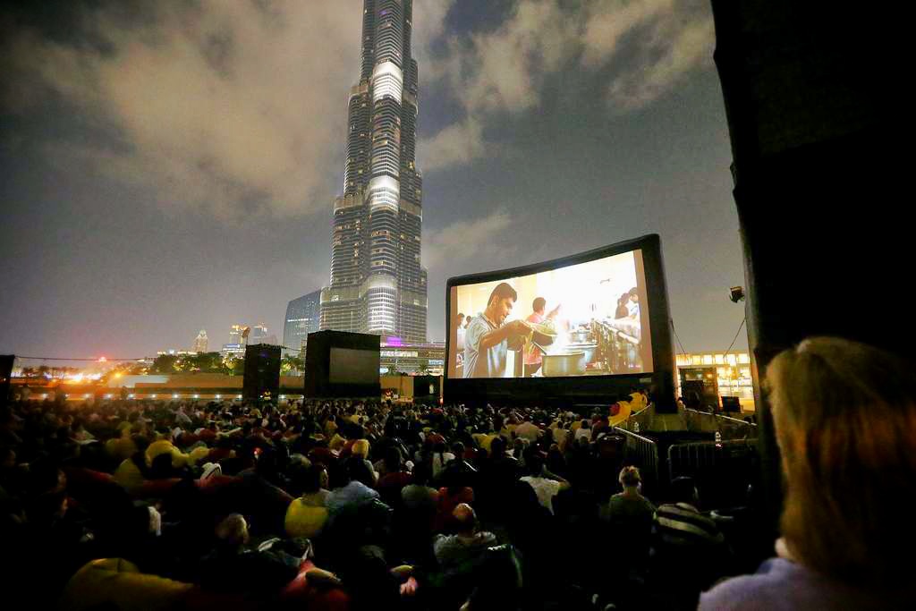 ...und steht vor dem höchsten Gebäude der Welt - dem Burj Khalifa.