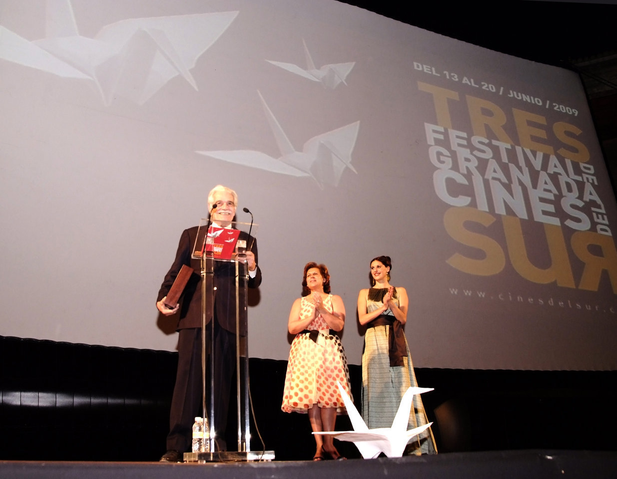 Omar Sharif en presencia de Rosa Torres (Consejera de Cultura de la Junta de Andalucía) y Farah Hamed (actriz, presentadora de la gala de inauguración). Proyección en una pantalla hinchable AIRSCREEN classic de 12m x 6m.