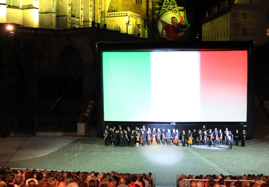 Stummfilmprojektion mit Live-Orchester auf einer 16m x 8m AIRSCREEN classic auf den Domstufen in Erfurt (technische Realisation durch BIG cinema)