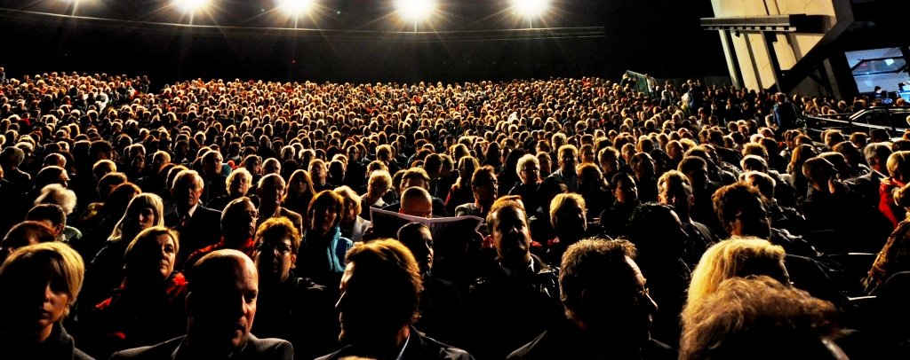 7.000 spettatori che si godono "A Breath of Heaven" a Bregenz, Austria.