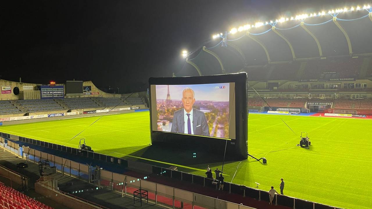 Derniers préparatifs pour le Championnat de France de Rugby (AIRSCREEN classic de 16 m x 8 m)