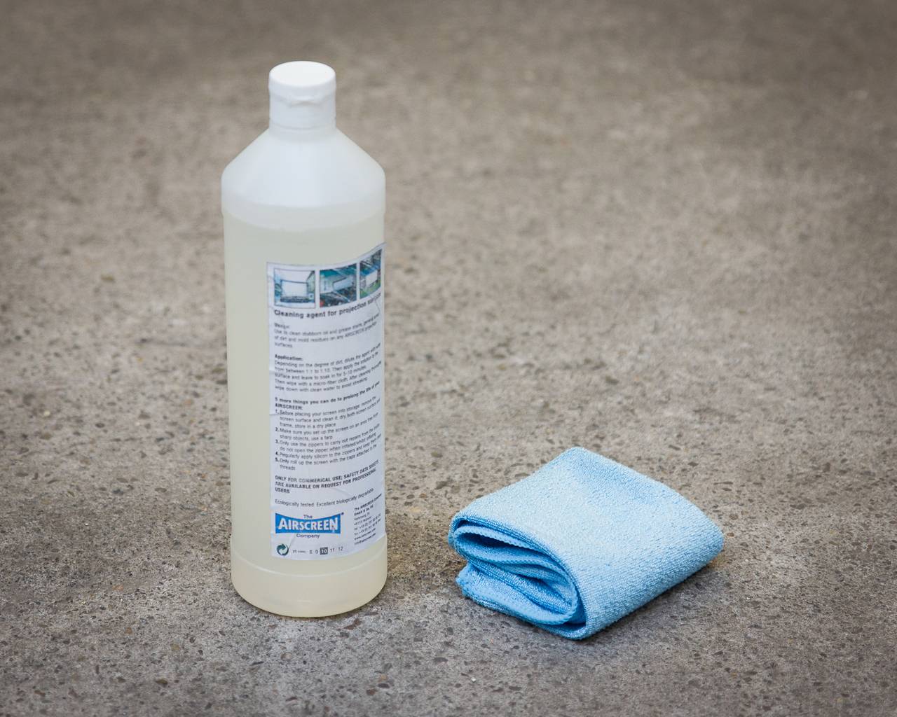 Cleaning agent for screen surfaces