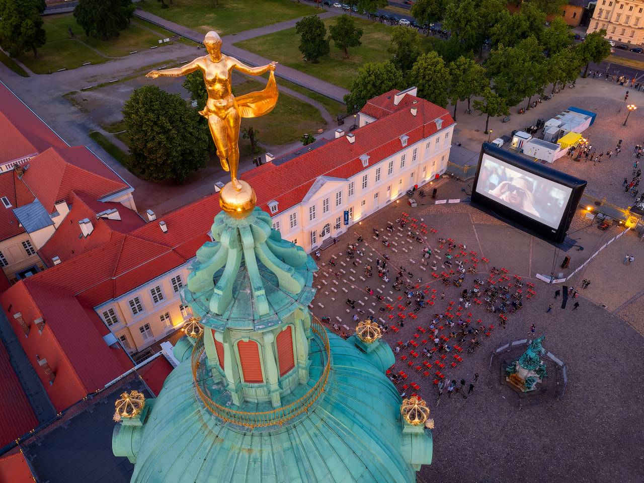 BERLINALE goes open-air: AIRSCREEN classic 16m x 8m vor dem Charlottenburger Schloß in Berlin