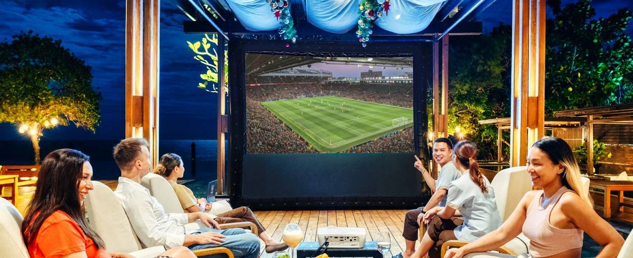 AIRSCREEN nano with a screen surface of 3.00m x 1.70m (10ft x 5.6ft) at a luxury resort in Thailand