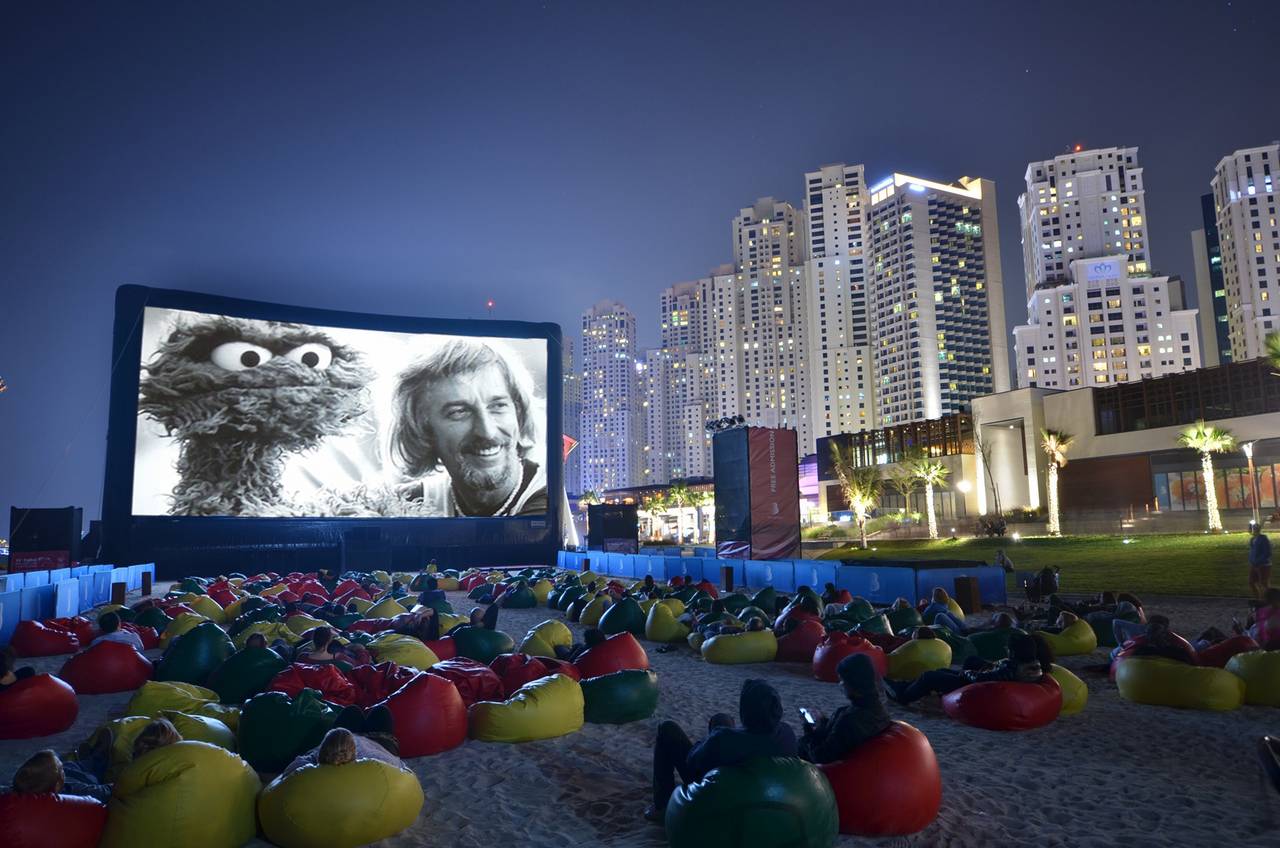 Bereits im 13. Jahr: das Dubai International Film Festival vertraut auf AIRSCREEN classic mit einer gigantischen 20m x 10m Leinwand, hier am Jumeirah Beach
