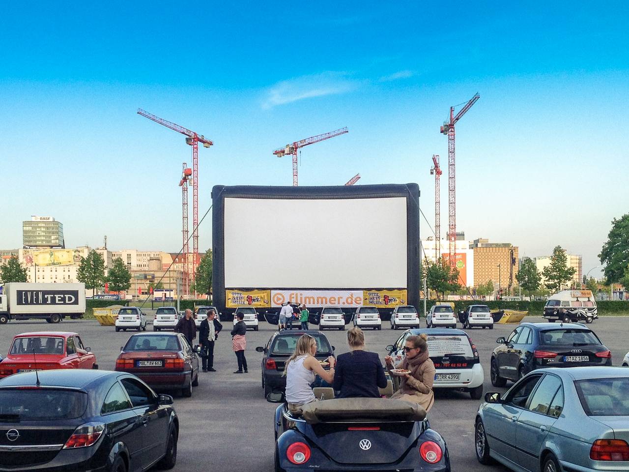 Autokino in XXL mit AIRSCREEN classic 16m x 8m hier neben der Mercedes-Benz Arena in Berlin