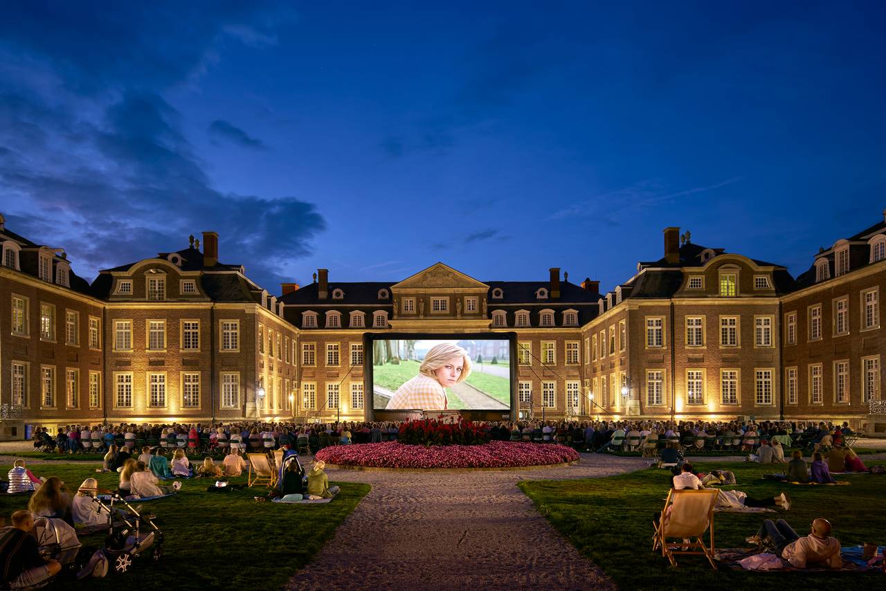 Schloß Nordkirchen mit Freiluft-Vorführung von "Spencer" (AIRSCREEN classic 12m x 6m). Foto © Münsterland e.V. / Philipp Fölting