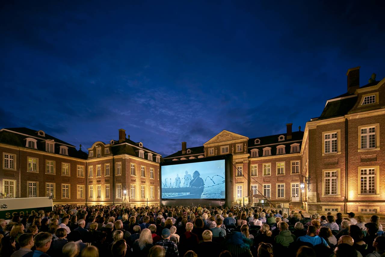Just in case you need to impress your audience: AIRSCREEN classic 40ft (12m) at a Palace in Germany