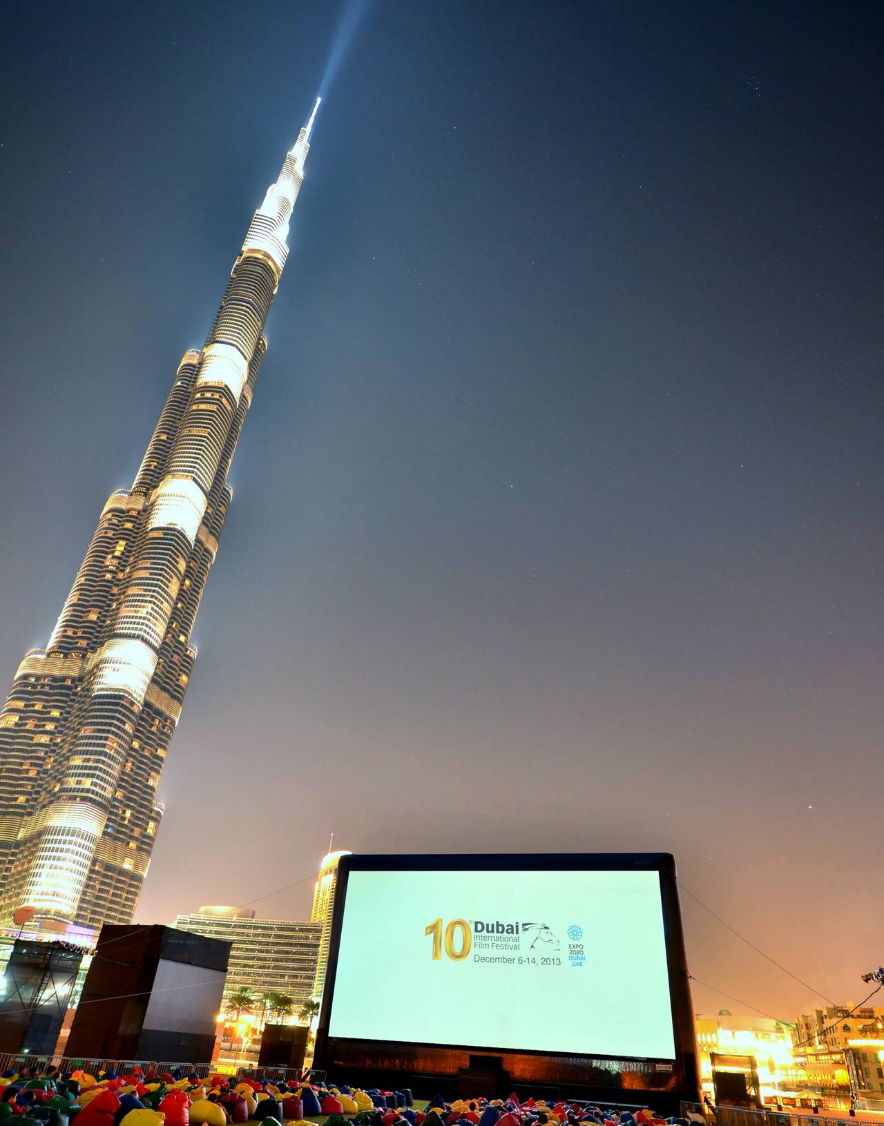 AIRSCREEN classic 66ft x 33ft (20m x 10m) beside the Burj Khalifa in Dubai