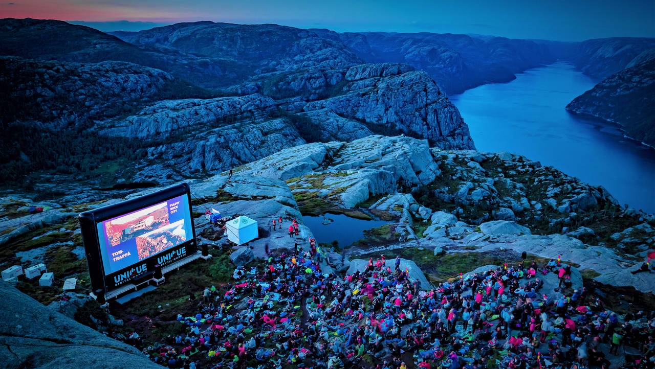Movie premiere on the rocks: AIRSCREEN classic 12m x 6m (40ft x 20ft) high above all